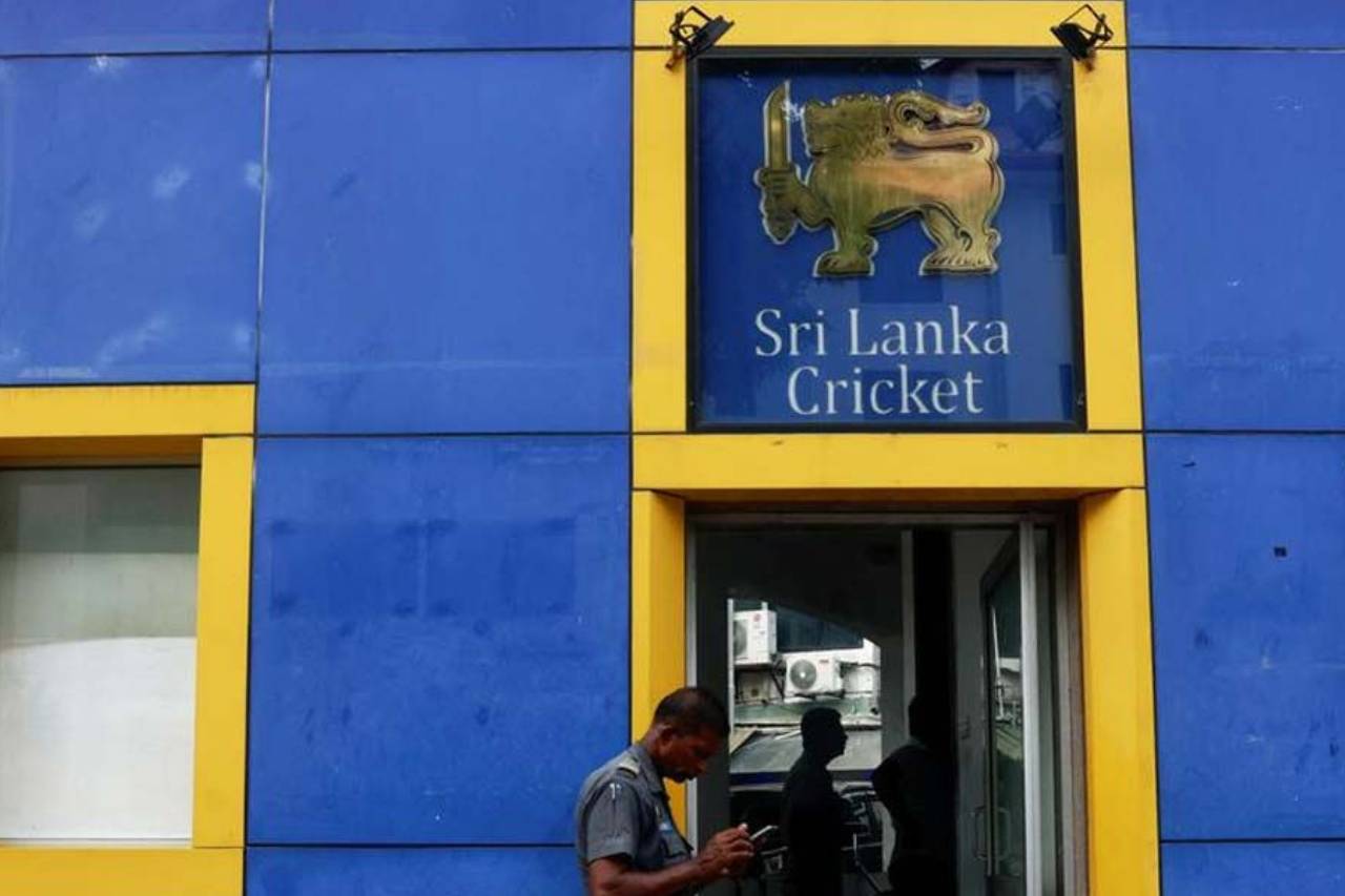 ශ්‍රී ලංකා ක්‍රිකට් පරිපාලනය අතුරු කමිටුවකට?