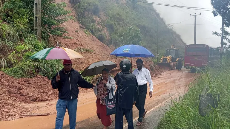 මහනුවර දිස්ත්‍රික්කය ඇතුළු දිස්ත්‍රික්ක දෙකකට නායයෑම් අනතුරු ඇඟවීම්