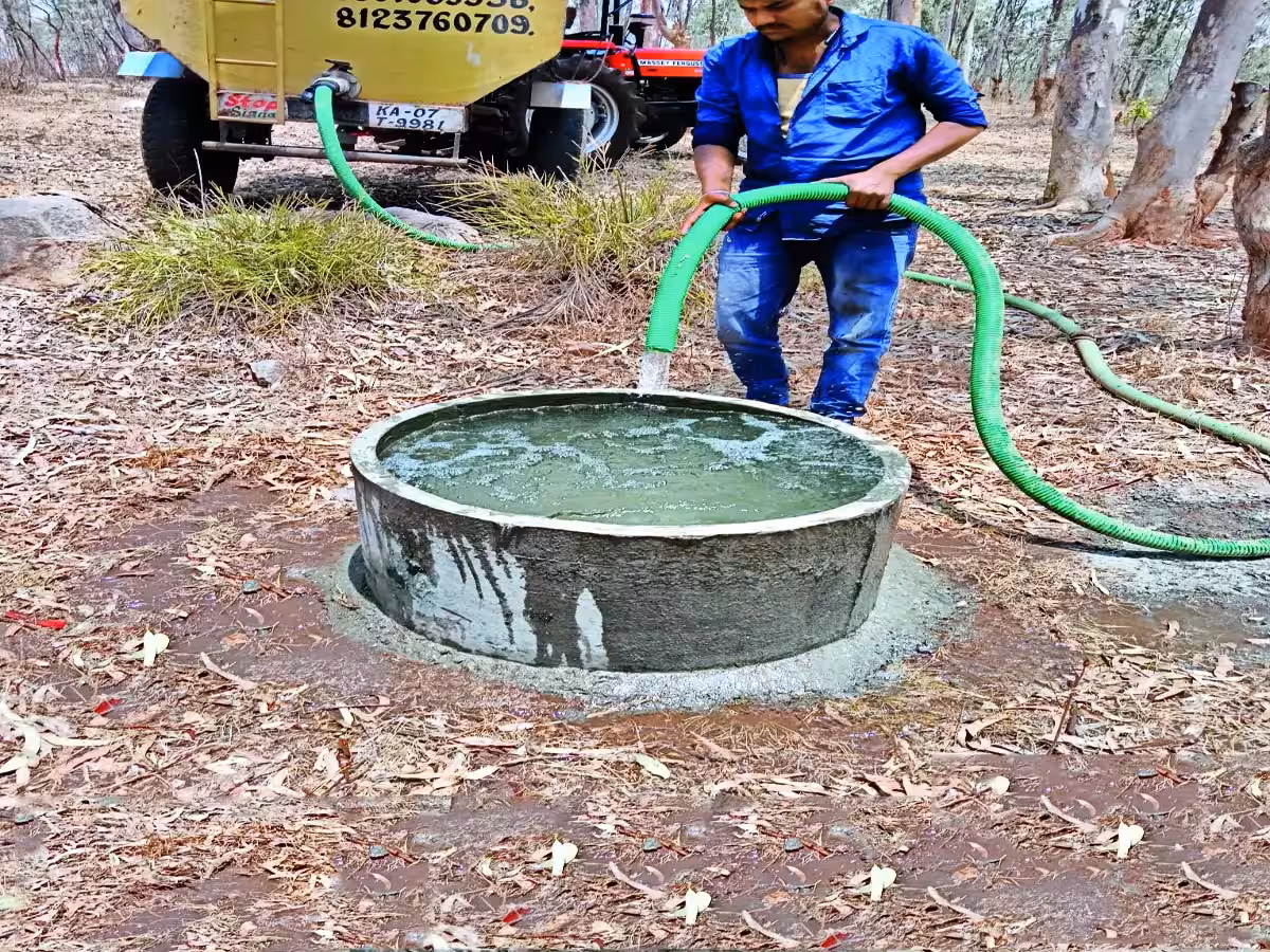 වන සතුන්ගේ පිපාසය නිවන්න බවුසර්වලින් ජලය